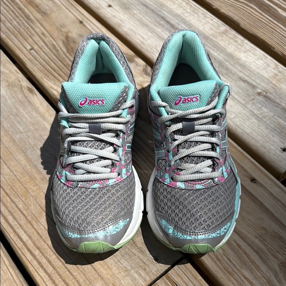 ASICS Size 7 Gray and Green Athletic Shoes with Breathable Mesh - Picture 2 of 11